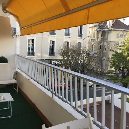 Studio St Charles Apartment